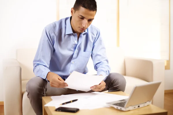 Businessman working with documents — Stock Photo, Image