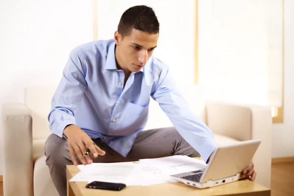 Biznesmen pracujący z laptopem — Zdjęcie stockowe