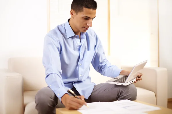 Zakenman werkt met laptop — Stockfoto