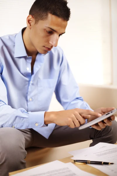 Biznesmen przy użyciu komputera typu tablet — Zdjęcie stockowe