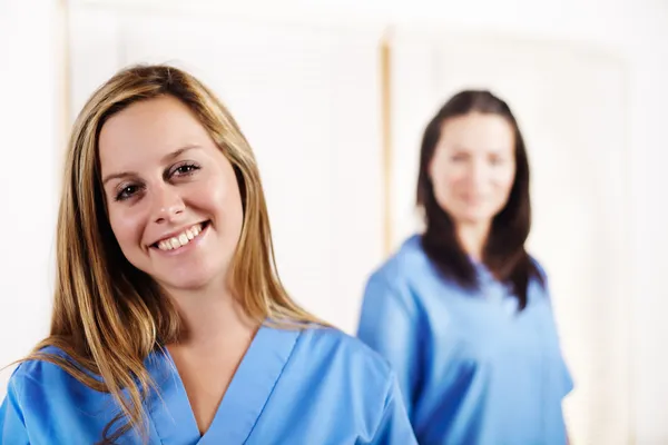 Enfermera con uno de sus compañeros de trabajo — Foto de Stock