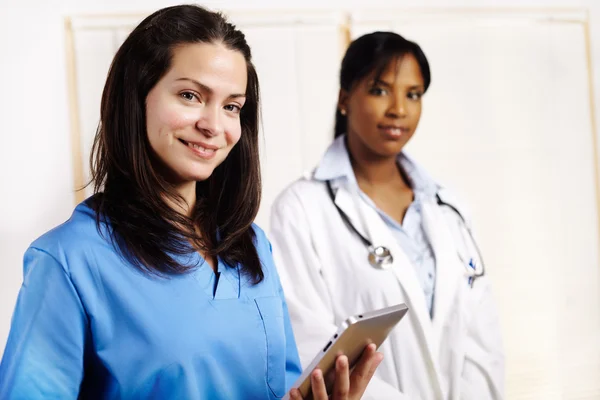 Krankenschwester mit einem Arbeitskollegen — Stockfoto