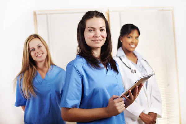 Pielęgniarki, stojących przed zespołem — Zdjęcie stockowe