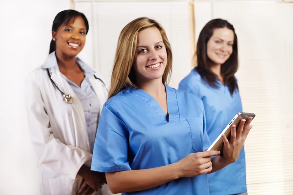 Enfermeira em pé na frente de sua equipe — Fotografia de Stock