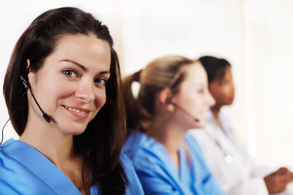 Krankenschwester spricht im Callcenter — Stockfoto