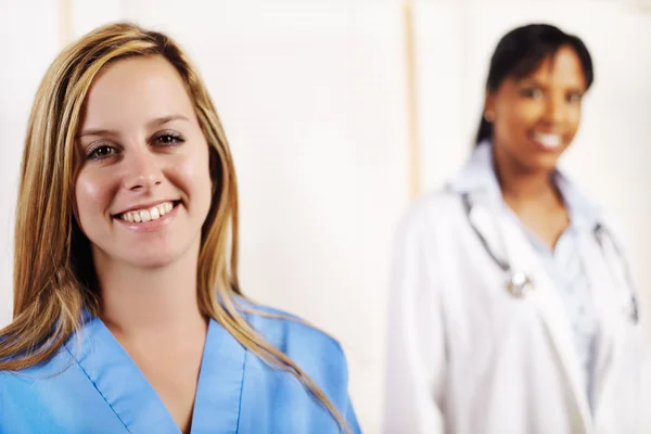 Verpleegster met één van zijn medewerkers — Stockfoto