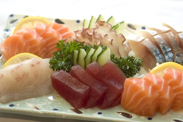 日本食品、 生鱼、 金枪鱼、 三文鱼、 细节，板上 — 图库照片