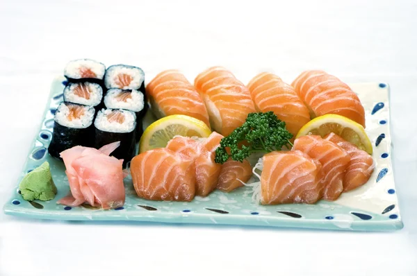 Японская еда, сушки и рыба сасими — стоковое фото
