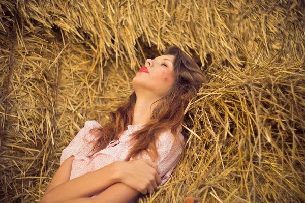 干し草の中の女の子 — ストック写真