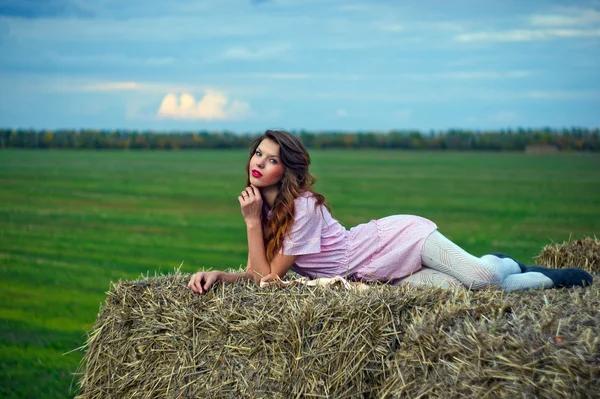 干し草の中の女の子 ストック写真