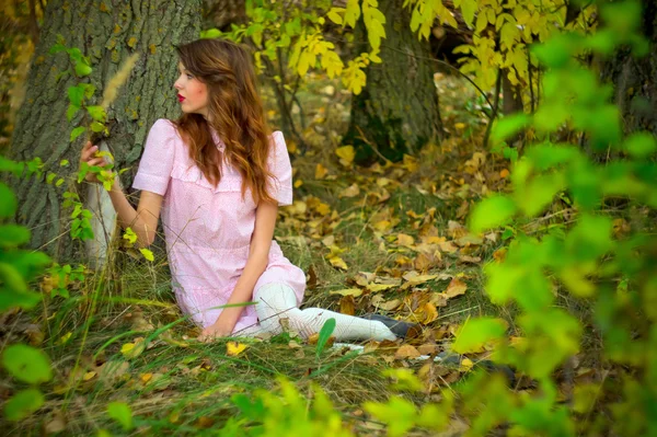 森の中の少女 ストック画像
