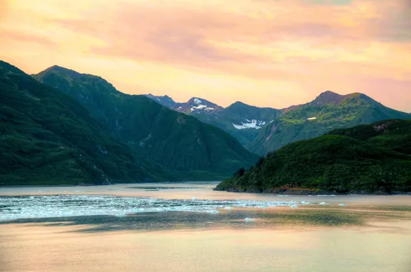 Схід сонця & Аляски гори — стокове фото