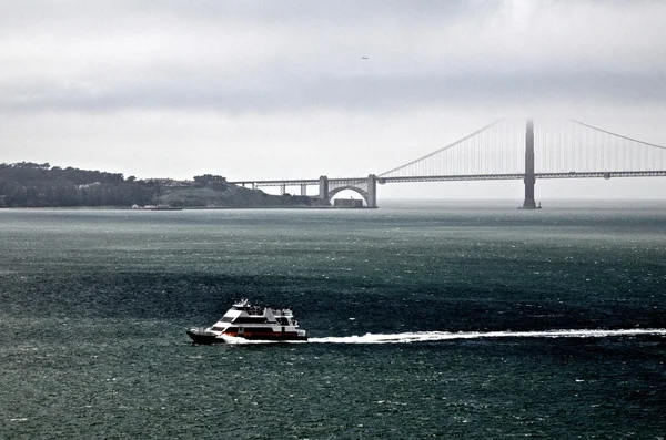 Сан-Франциско - Golden Gate & Boat — стоковое фото