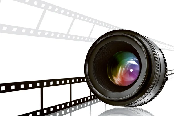 Objektivu & filmový pás na bílém pozadí — Stock fotografie