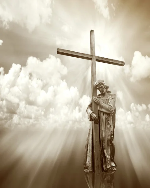 Jesús sosteniendo una cruz — Foto de Stock