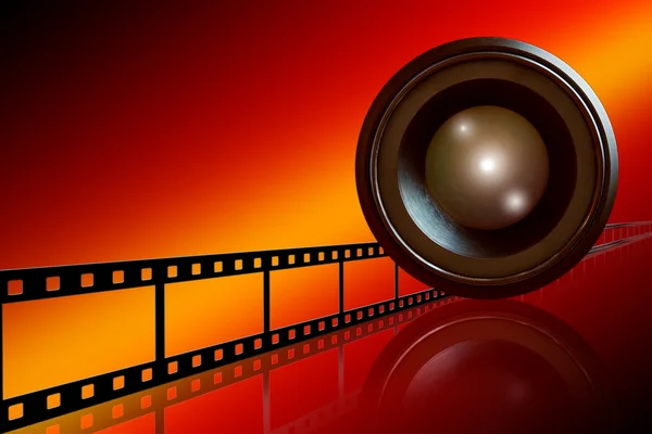 Linse & Filmstreifen auf rotem Hintergrund — Stockfoto