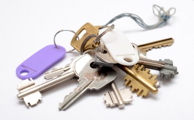 Beyaz arka plan üzerinde izole eski gümüş tuşları