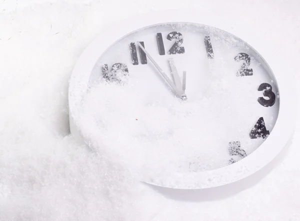 Relógio branco na neve — Fotografia de Stock