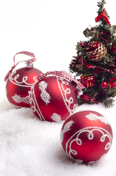 Três bolas vermelhas e árvore de Natal — Fotografia de Stock