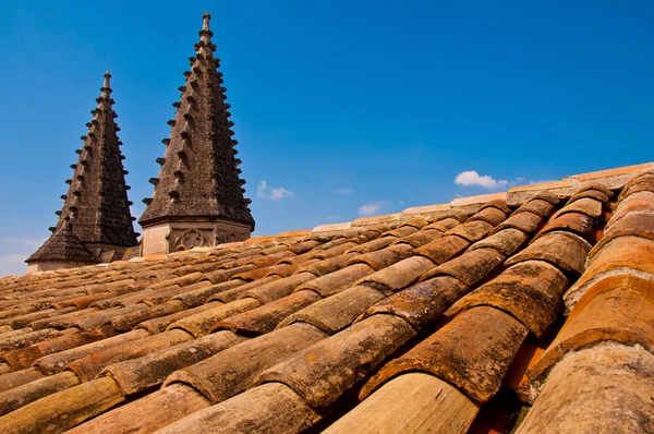뾰족한 탑과 오래 된 교회의 지붕 — 스톡 사진