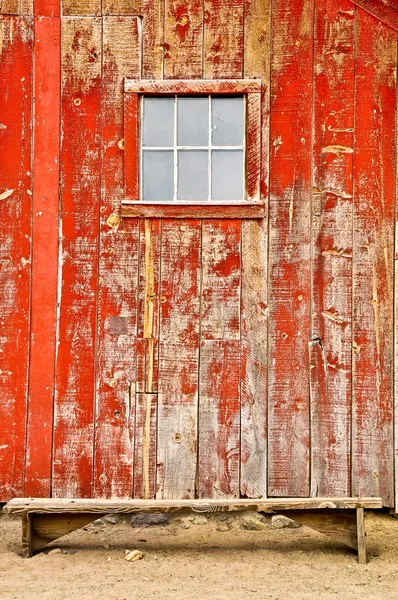 Красный старый амбар с одним окном — стоковое фото