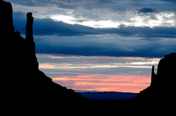 Monument valley bewolkt zonsopgang — Stockfoto