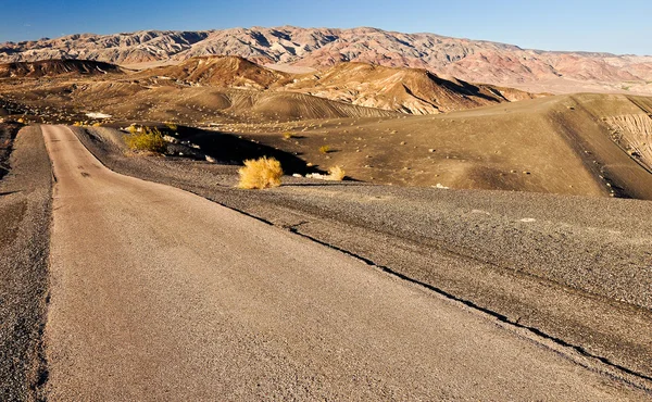 Death valley landschap en de weg — Stockfoto