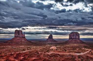 Monument valley bulutlu gündoğumu