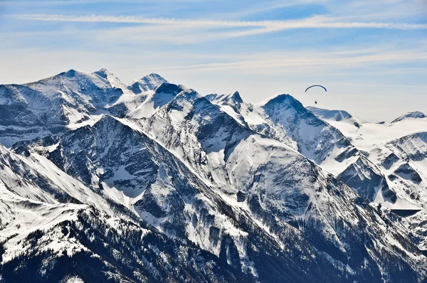 Winter bergen en paragliding — Stockfoto