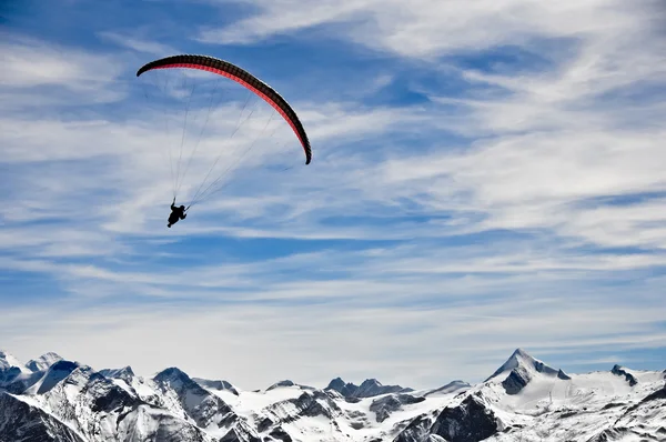Winter mountains and paragliding — Stock Photo, Image