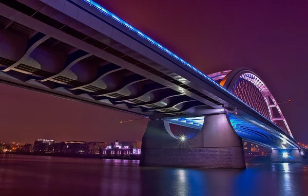 Bratislava Puente Apolo por la noche — Foto de Stock