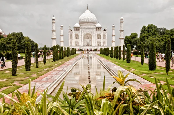 Taj Mahal con il primo piano del giardino — Foto Stock