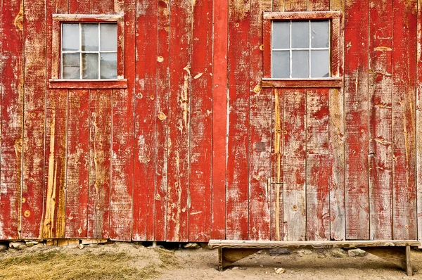 Красный старый амбар с одним окном — стоковое фото