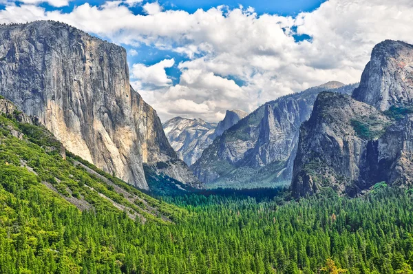 Paisagem de Yosemite com Half Dome e El Capitan — Fotografia de Stock