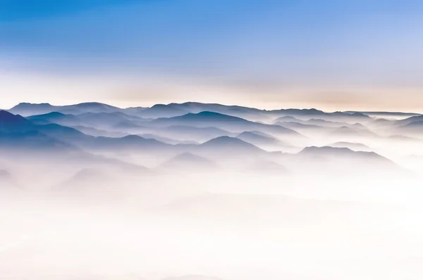Mlžné hory kopce krajina — Stock fotografie