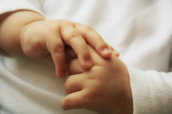 Руки младенцев — стоковое фото