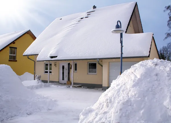 Casa en el invierno —  Fotos de Stock