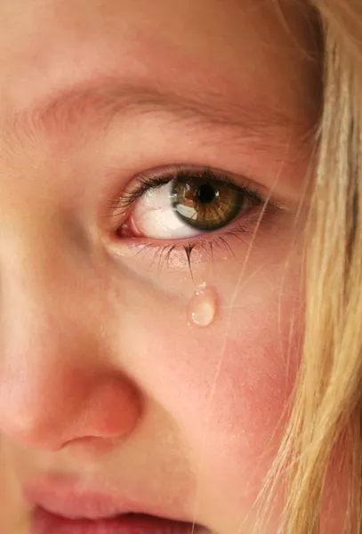Маленькая печальная девочка — стоковое фото