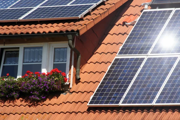 Дом с солнечными батареями — стоковое фото