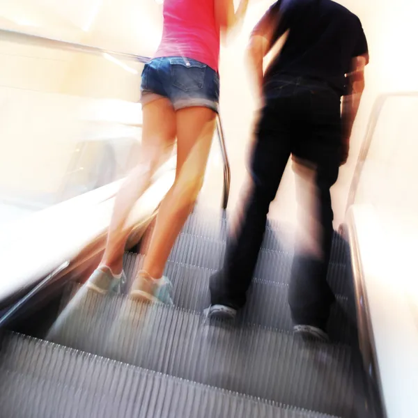 Casal na escada rolante — Fotografia de Stock