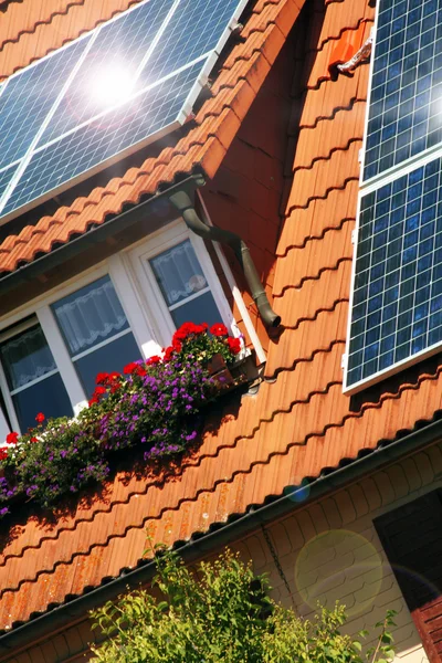 Дом с солнечными батареями — стоковое фото