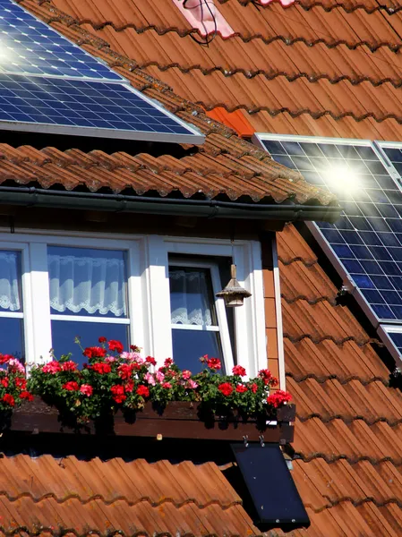 Hausdach mit Solaranlage — Stockfoto