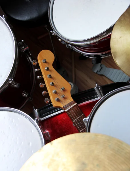 Gitaar en drums — Stockfoto