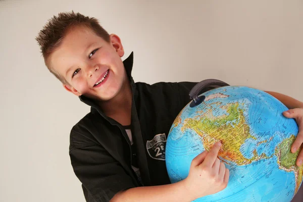 Pojke med globe — Stockfoto