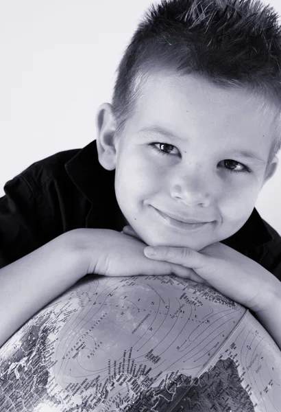 Хлопчик з глобусом — стокове фото