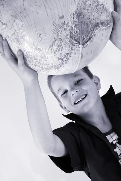 Мальчик с глобусом — стоковое фото