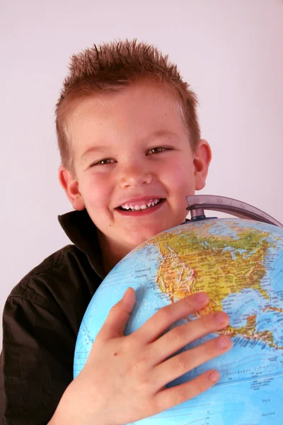 Junge mit Globus — Stockfoto