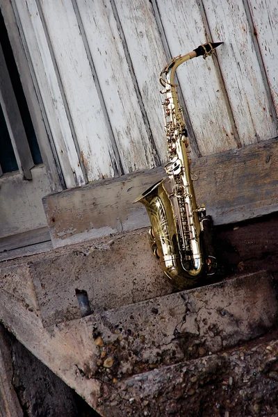 Старый саксофон — стоковое фото