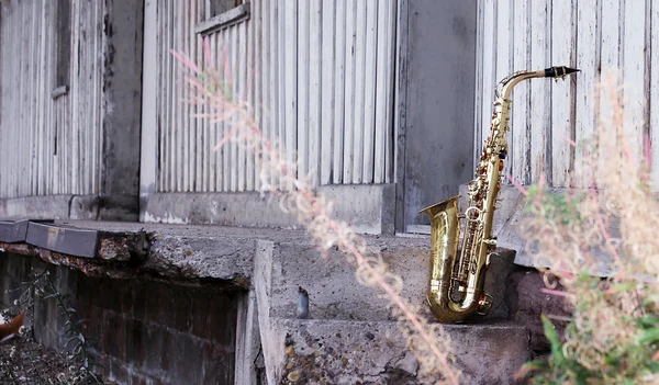 Gammal grungy saxofon — Stockfoto