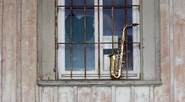 Viejo saxofón gruñón — Foto de Stock
